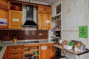 Hostel Triana Backpackers tesisinde mutfak veya mini mutfak