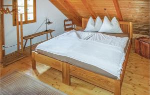een bed met witte lakens en kussens in een kamer bij 1 Bedroom Amazing Home In Reinersdorf in Woppendorf