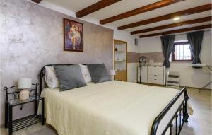 Posteľ alebo postele v izbe v ubytovaní Nice Home In Mandalencici With Kitchen + 15 fotografií