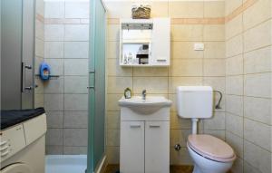 Kúpeľňa v ubytovaní Nice Home In Mandalencici With Kitchen
