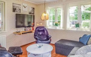 una sala de estar con un sofá y una mesa en Amazing Home In Eringsboda With Wifi, en Pålsmåla