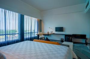 Katil atau katil-katil dalam bilik di ARTOTEL TS Suites Surabaya +33 gambar