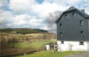 uma casa ao lado de um edifício em Beautiful Home In Schnberg With 4 Bedrooms And Wifi em Schoenberg