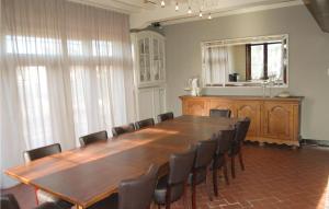 een conferentieruimte met een grote houten tafel en stoelen bij Hommelhove in Poperinge