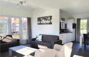 sala de estar con sofá y mesa en Buitengoed Het Lageveld - 83 en Hoge-Hexel