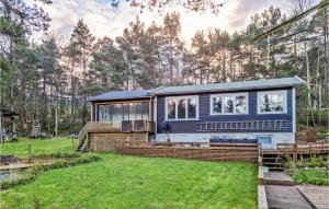 ein Haus im Wald mit großem Hof in der Unterkunft Amazing Home In Hommersk With House Sea View in Hommersåk