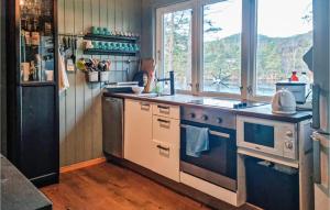 Køkken eller tekøkken på Amazing Home In Hommersk With House Sea View