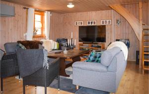 uma sala de estar com uma mesa e cadeiras e uma televisão em Amazing Home In Johannishus With House A Panoramic View em Johannishus
