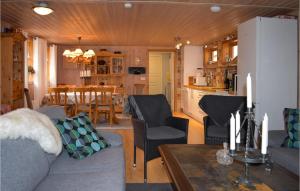 sala de estar con sofá y comedor en Amazing Home In Johannishus With House A Panoramic View, en Johannishus