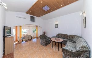 Posezení v ubytování Awesome Apartment In Kastel Sucurac