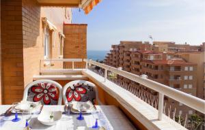 balkon ze stołami i krzesłami w obiekcie Gorgeous Apartment In Oropesa Del Mar w mieście Oropesa del Mar