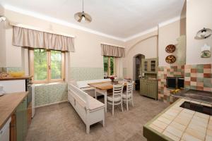 eine Küche mit einem Tisch und einem Esszimmer in der Unterkunft Apartment Island Country House in Savinja Valley in Žalec