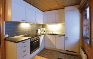 ブラネースにあるAmazing Home In Sysslebck With 2 Bedrooms And Wifiの白いキッチン(白いキャビネット、コンロ付)