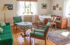 Sjövikにある1 Bedroom Beautiful Home In Lidkpingのリビングルーム(テーブル、椅子付)