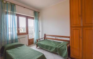 um quarto com 2 camas e uma janela em Lovely Apartment In Campo Calabro With House Sea View em Campo Calabro