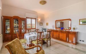 uma sala de jantar com mesa e cadeiras em Lovely Apartment In Campo Calabro With House Sea View em Campo Calabro