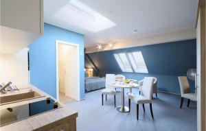 ダゲビュルにあるGorgeous Apartment In Dagebll With Wifiのテーブルと椅子、ベッドルーム1室が備わります。