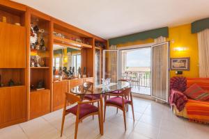 uma sala de jantar com uma mesa e cadeiras e um sofá em Villa Lilia em Vilanova i la Geltrú