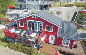 uma vista aérea de uma casa vermelha com uma varanda em 3 Bedroom Lovely Home In Lyngdal em Korshamn