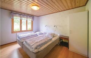 Cama grande en habitación con techo de madera en Beautiful Home In Hestra With Kitchen en Algutstorp