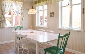 une salle à manger avec une table et des chaises blanches dans l'établissement Pet Friendly Home In Kopparberg With Lake View, à Kopparberg