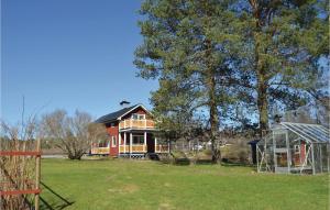 une maison et une serre dans une cour dans l'établissement Pet Friendly Home In Kopparberg With Lake View, à Kopparberg