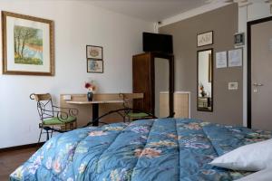 1 dormitorio con cama, mesa y escritorio en Hotel La Vela, en Castelnuovo Rangone