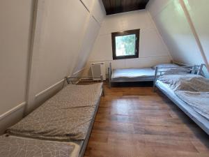Llit o llits en una habitació de Mátrai Vándor Apartmanok