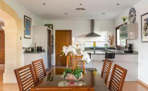 Kuchyň nebo kuchyňský kout v ubytování Luxurious villa Sol de Mallorca