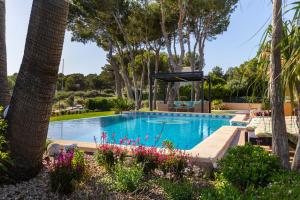 Bazén v ubytování Luxurious villa Sol de Mallorca nebo v jeho okolí