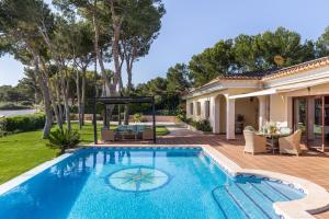 Bazén v ubytování Luxurious villa Sol de Mallorca nebo v jeho okolí