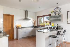 Kuchyň nebo kuchyňský kout v ubytování Luxurious villa Sol de Mallorca