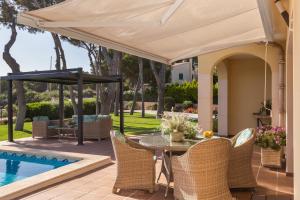 Bazén v ubytování Luxurious villa Sol de Mallorca nebo v jeho okolí