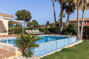Bazén v ubytování Luxurious villa Sol de Mallorca nebo v jeho okolí