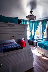 ein Schlafzimmer mit Etagenbett und blauen Vorhängen in der Unterkunft Private 3Br Gameroom Home In Houston - Sleeps 15 - 2705A in Houston