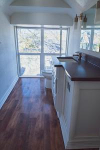 eine Küche mit Spüle, Toilette und Fenster in der Unterkunft Private 3Br Gameroom Home In Houston - Sleeps 15 - 2705A in Houston