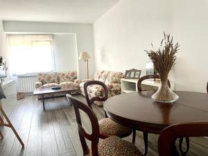 uma sala de estar com uma mesa de jantar e cadeiras em Apartamento Larrabide em Pamplona