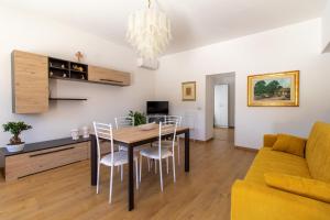 A television and/or entertainment centre at Casa vacanza i due ulivi