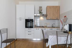 Kuchyňa alebo kuchynka v ubytovaní Casa vacanza i due ulivi