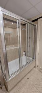 a glass shower in a bathroom with at Elegante alojamiento con piscina a 200 m del mar. in Benalmádena