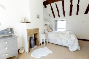 Tempat tidur dalam kamar di FRANCE FOLD COTTAGE - Cosy 1 Bed Cottage Close to Holmfirth & the Peak District, Yorkshire
