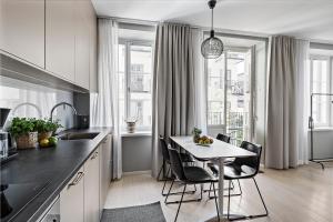 Ett kök eller pentry på Forenom Apartments Stockholm Johannesgatan