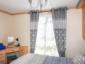 Säng eller sängar i ett rum på Trewan Lodge