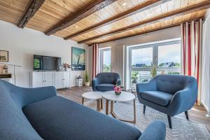 ハリスレーにあるfewo1846 - Palstek - elegante Maisonettewohnung auf parkähnlichem Grundstückのリビングルーム(青い椅子2脚、テーブル付)