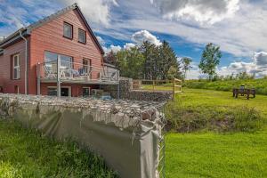 ハリスレーにあるfewo1846 - Palstek - elegante Maisonettewohnung auf parkähnlichem Grundstückの石壁の大きな赤レンガ造りの家