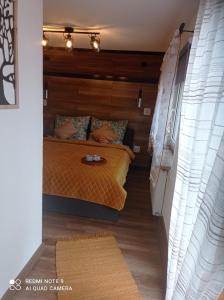 sypialnia z łóżkiem w pokoju z zasłonami w obiekcie Apartamenty Sowianka w mieście Ludwikowice Kłodzkie