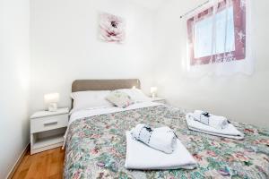 sypialnia z łóżkiem i dwoma ręcznikami na nim w obiekcie Studio Nena w Rovinj