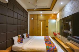 1 dormitorio con 1 cama grande en una habitación en FabHotel Sun Park en Bhopal