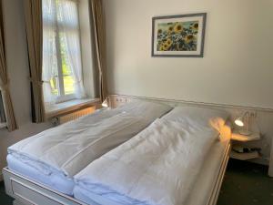 Postel nebo postele na pokoji v ubytování Landhaus Tons 4 Tinje