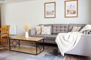 uma sala de estar com um sofá e uma mesa em Laguna Self Check-in em Nida